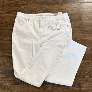 NWT - Women’s CHICOS girlfriend slim ankle jeans